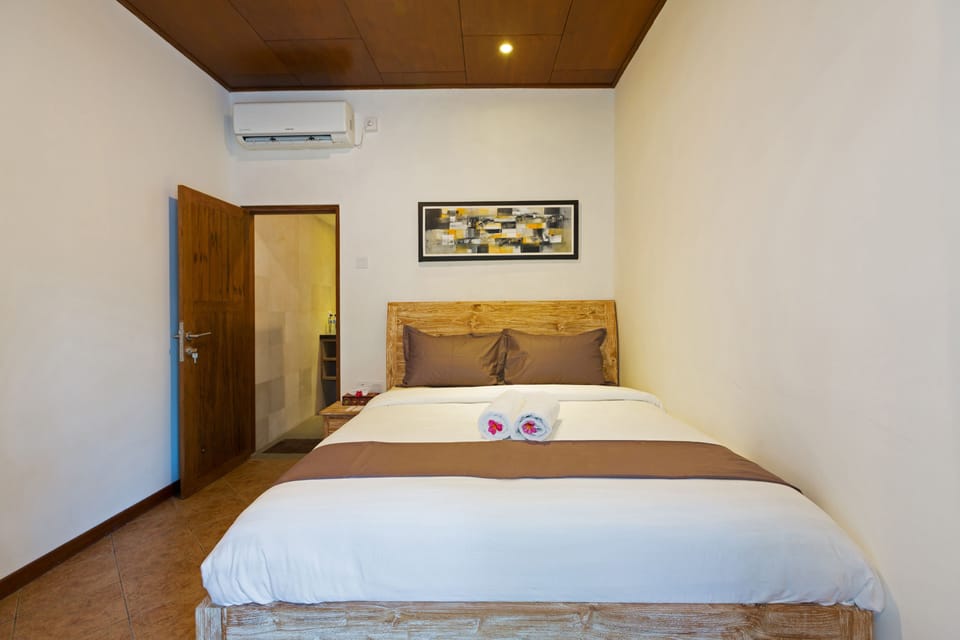 Deluxe Double Room, 1 Queen Bed, Garden View | Free WiFi, bed sheets