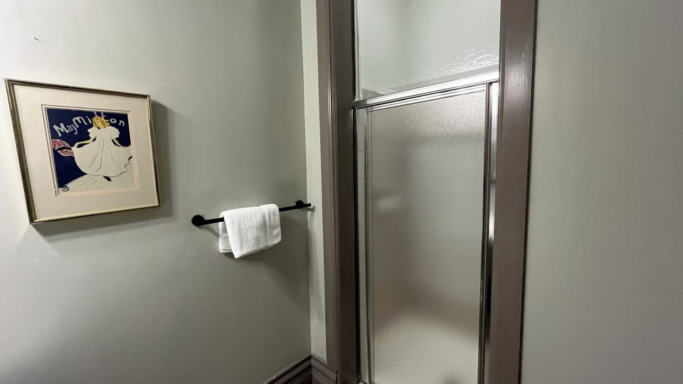 The Morgan Room, 1 King Bed | Bathroom | Free toiletries, hair dryer, towels, soap
