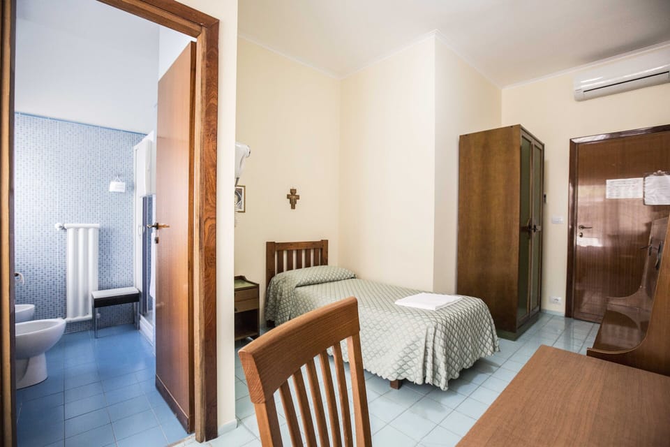 Single Room | Desk, cribs (free), WiFi (free), bed sheets
