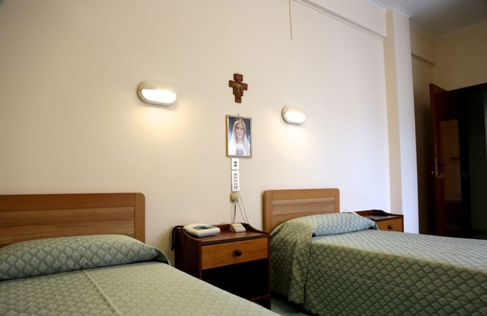 Double or Twin Room | Desk, cribs (free), WiFi (free), bed sheets