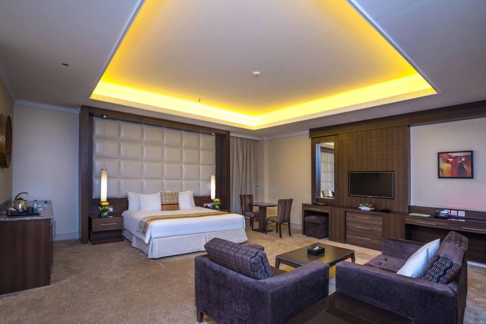 In-room safe, laptop workspace, iron/ironing board, free WiFi