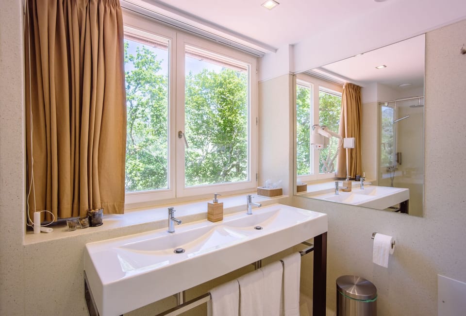 Family Studio Suite | Bathroom | Shower, free toiletries, hair dryer, bathrobes