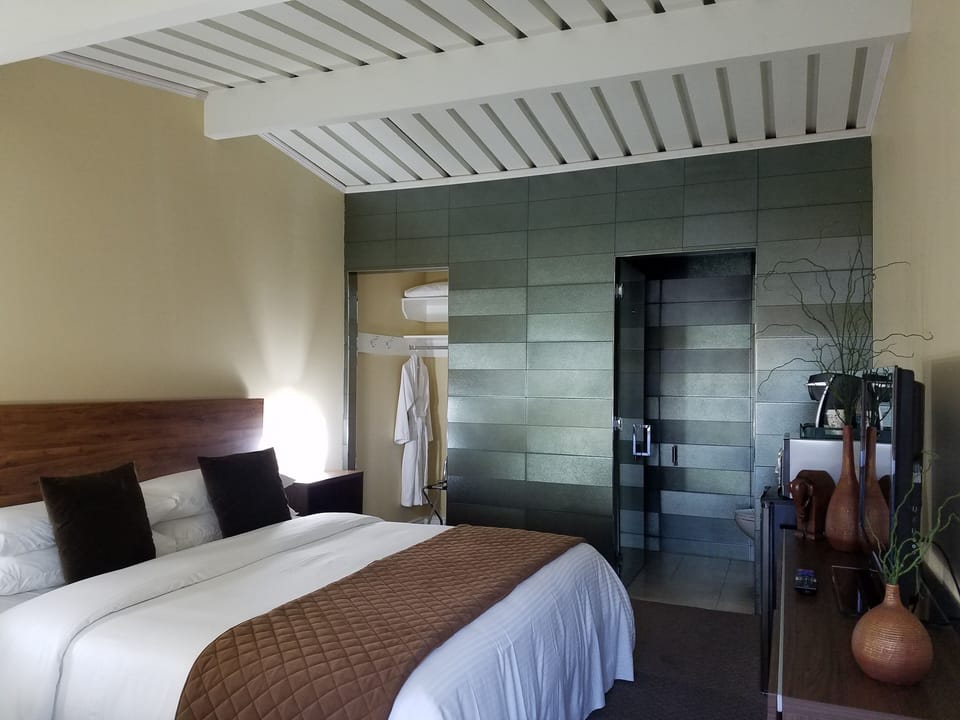 Signature Room, 1 King Bed, Non Smoking | Egyptian cotton sheets, premium bedding, desk, laptop workspace