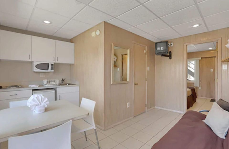 Basic Double Room, Kitchenette (Type E3, Building 1) | In-room safe, free WiFi, bed sheets