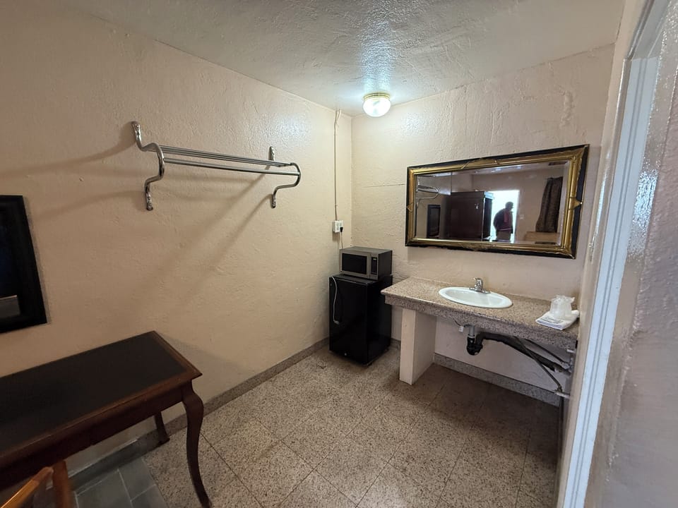 Room, Non Smoking (Full Bed, Accessible) | Bathroom | Free toiletries, towels