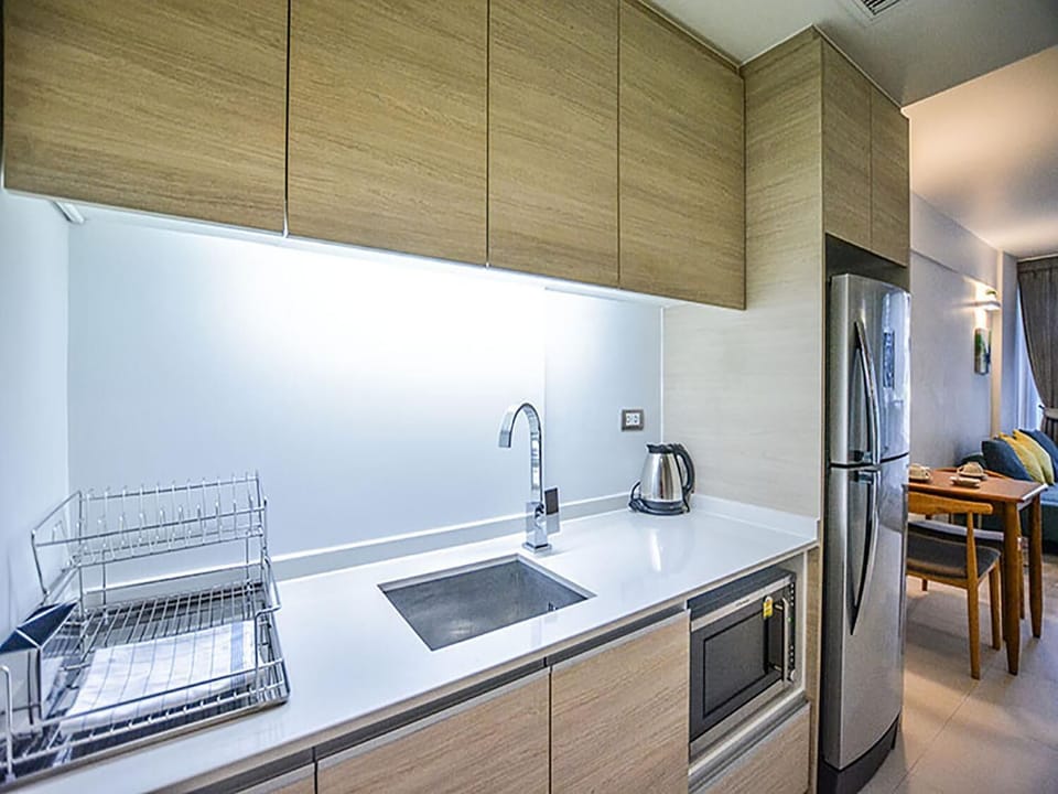 Full-size fridge, microwave, electric kettle, cookware/dishes/utensils