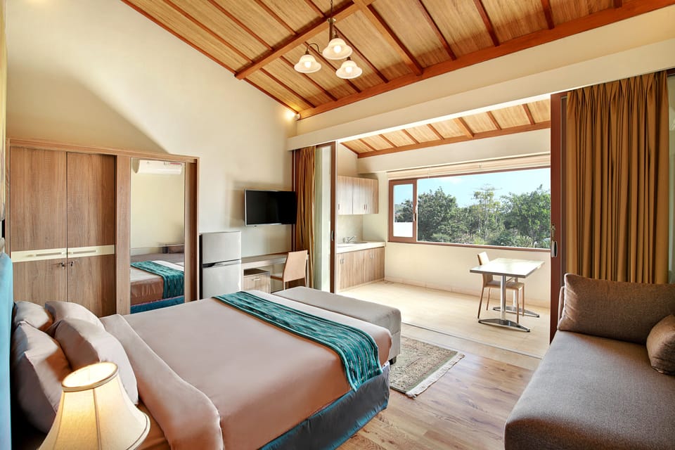 Deluxe Room | Individually furnished, desk, soundproofing, free WiFi