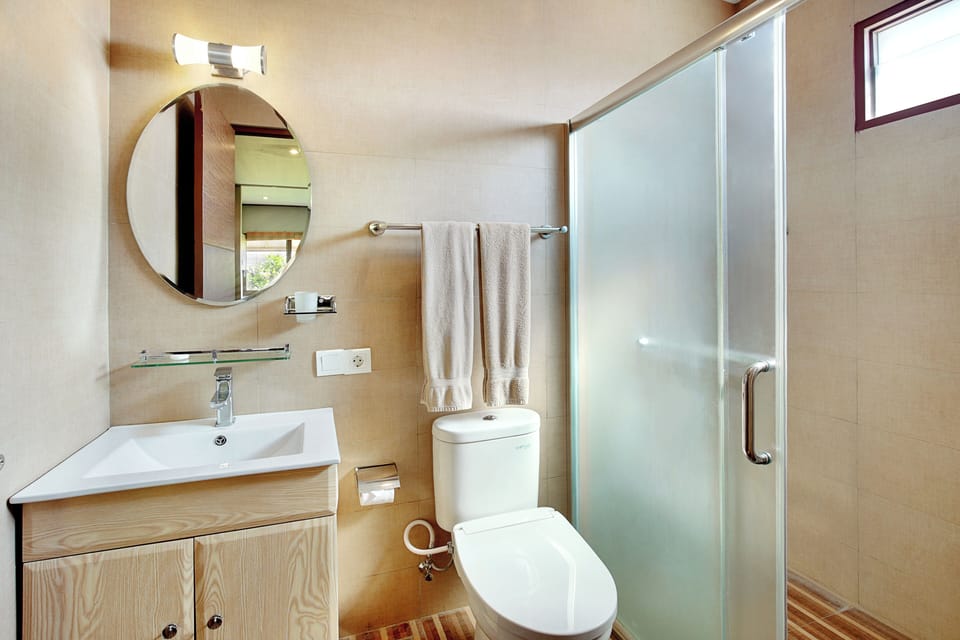 Shower, free toiletries, towels