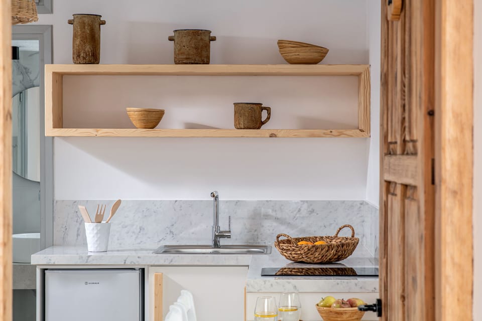 Suite, Balcony | Private kitchen | Fridge, stovetop, coffee/tea maker, electric kettle