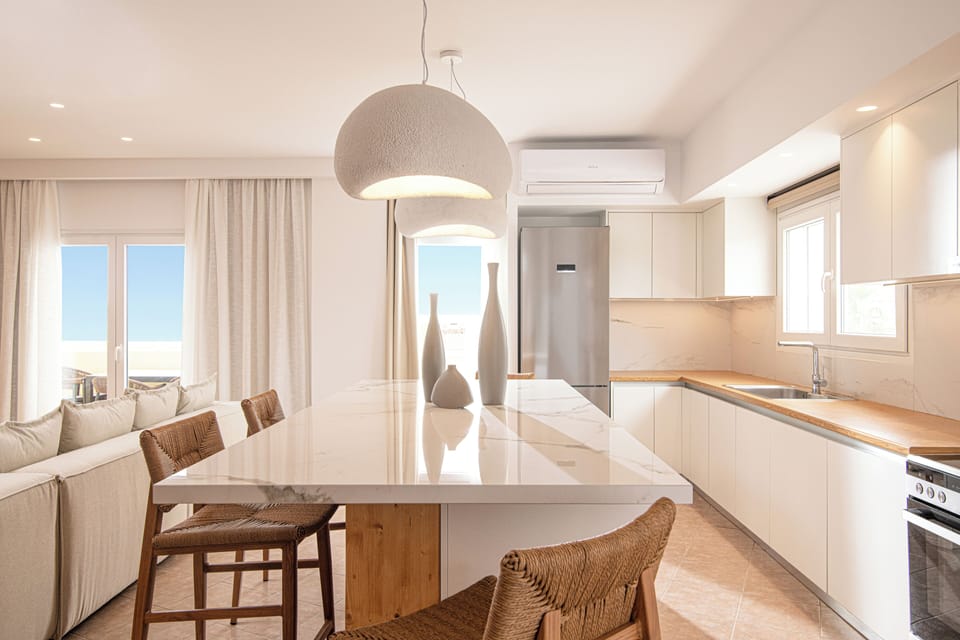 Suite, 3 Bedrooms | Private kitchen | Fridge, stovetop, coffee/tea maker, electric kettle