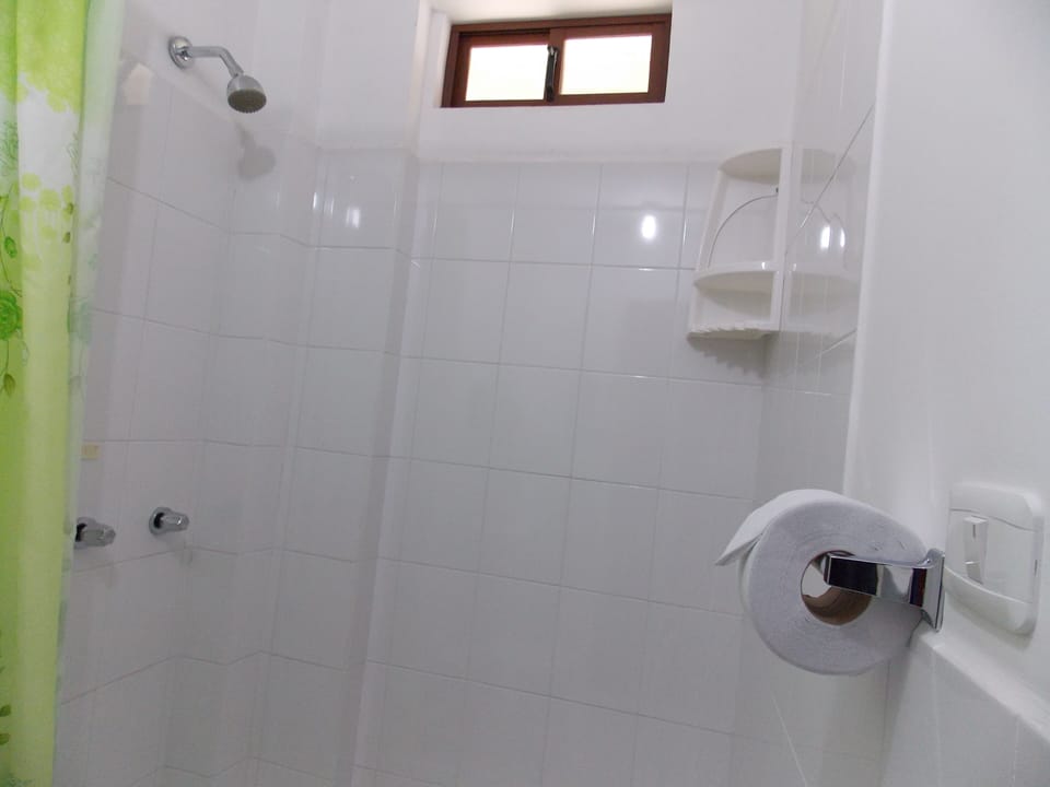 Rainfall showerhead, free toiletries, towels, soap