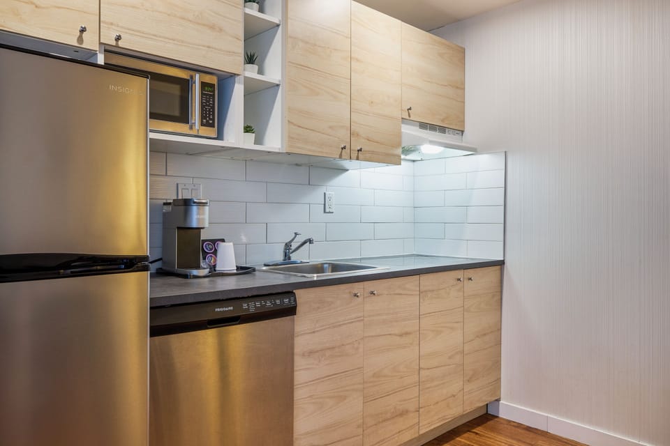 Junior Suite, 1 Queen Bed, Kitchenette | Private kitchenette | Coffee/tea maker, fridge, shared microwave