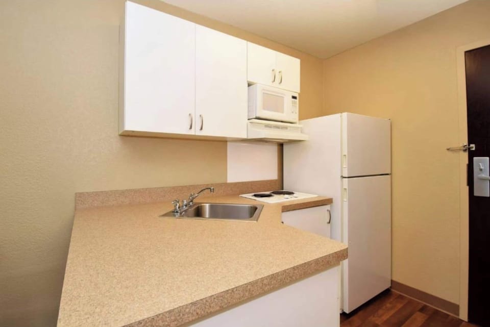 Suite, 1 King Bed with Sofa bed, Non Smoking, Kitchen | Private kitchenette | Fridge, microwave, oven, stovetop