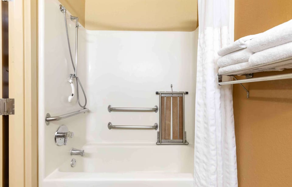 Studio, 1 Queen Bed, Accessible, Non Smoking | Bathroom | Combined shower/tub, free toiletries, hair dryer, towels