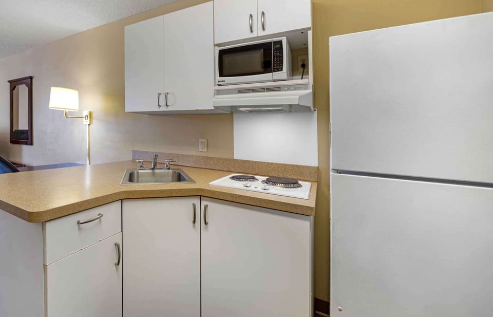 Studio, 2 Double Beds, Non Smoking | Desk, iron/ironing board, free WiFi, bed sheets