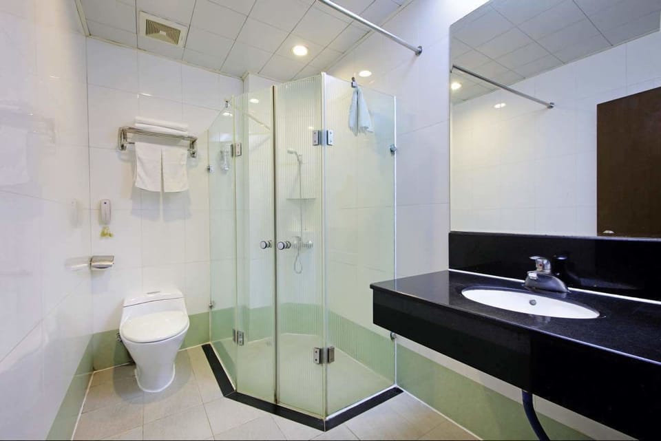Business twin Room  | Bathroom | Free toiletries, bathrobes, slippers, towels