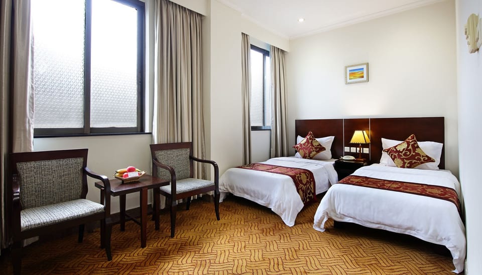 Deluxe Twin Room | Minibar, in-room safe, desk, iron/ironing board