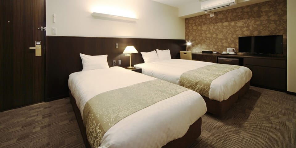 Premium bedding, down comforters, in-room safe, desk