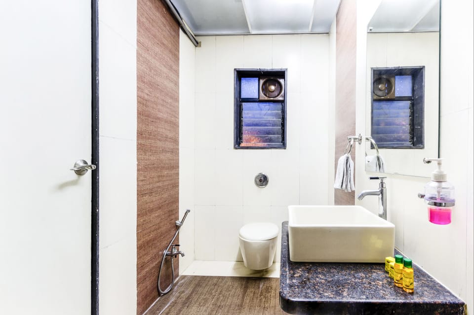 Deluxe Room | Bathroom | Shower, towels