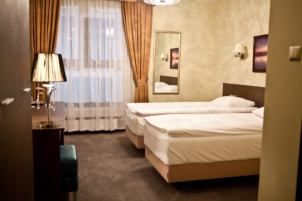 Comfort Twin Room | In-room safe, individually decorated, desk, laptop workspace