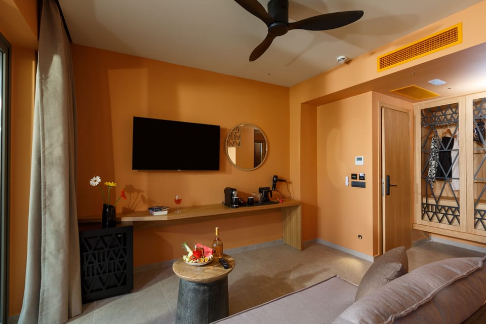 Romantic Deluxe Suite with Jacuzzi | Hypo-allergenic bedding, in-room safe, individually decorated
