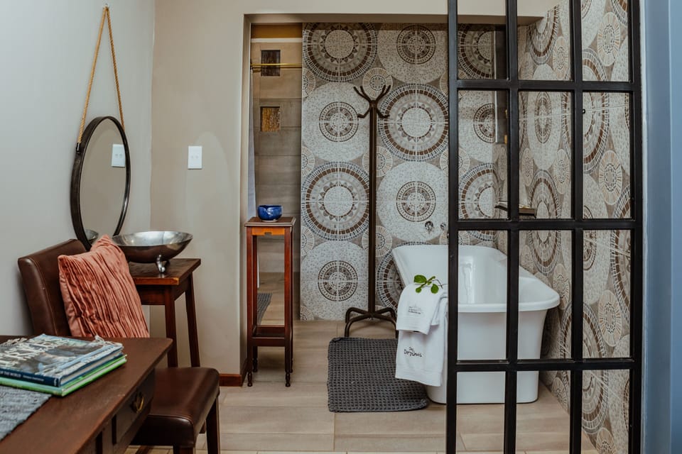 Deluxe Double or Twin Room | Bathroom | Towels