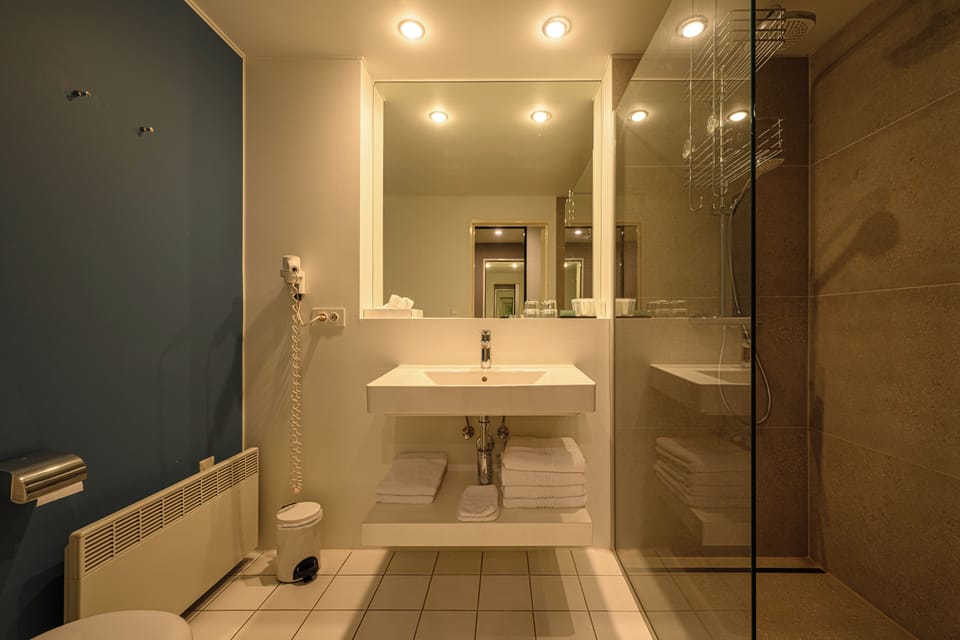 Deluxe Double Room, River View | Bathroom | Hair dryer, towels, soap, shampoo