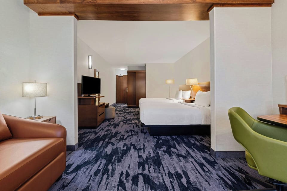 Premium bedding, in-room safe, desk, laptop workspace