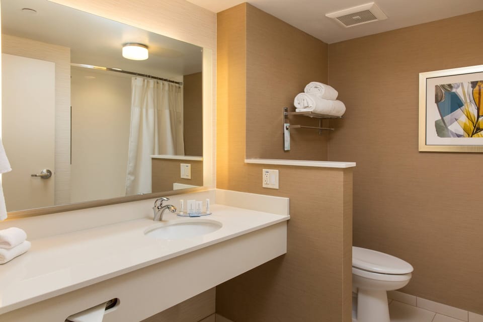 Combined shower/tub, hair dryer, towels