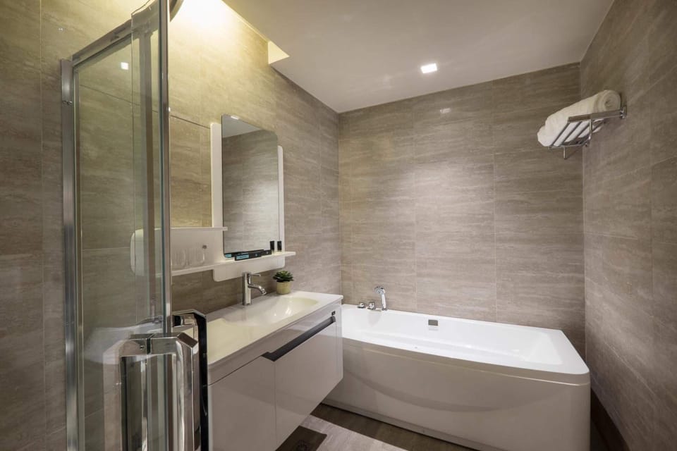 Rainfall showerhead, free toiletries, hair dryer, bidet