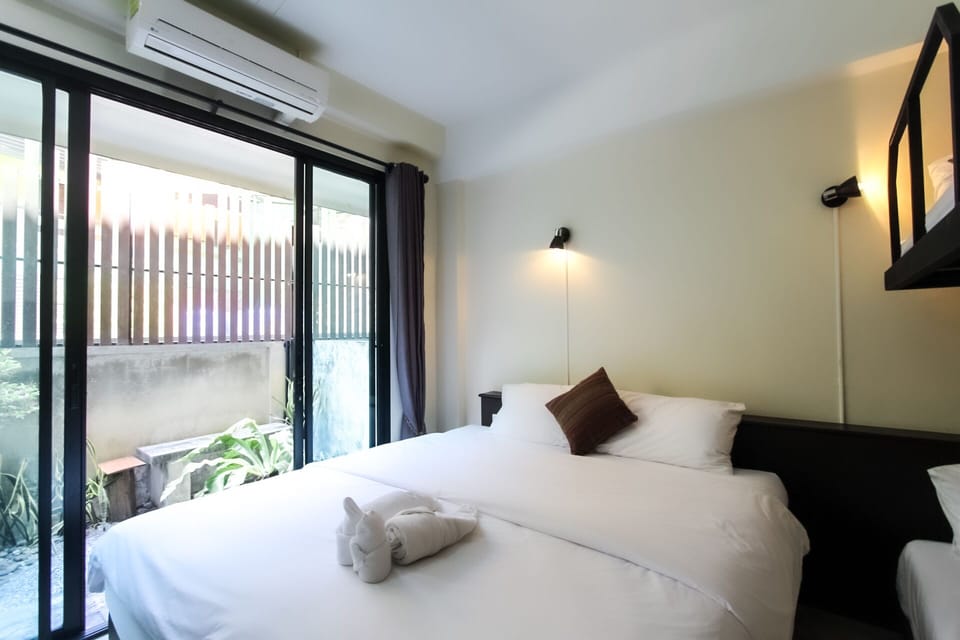 Family Budget Room | Premium bedding, desk, blackout drapes, free WiFi
