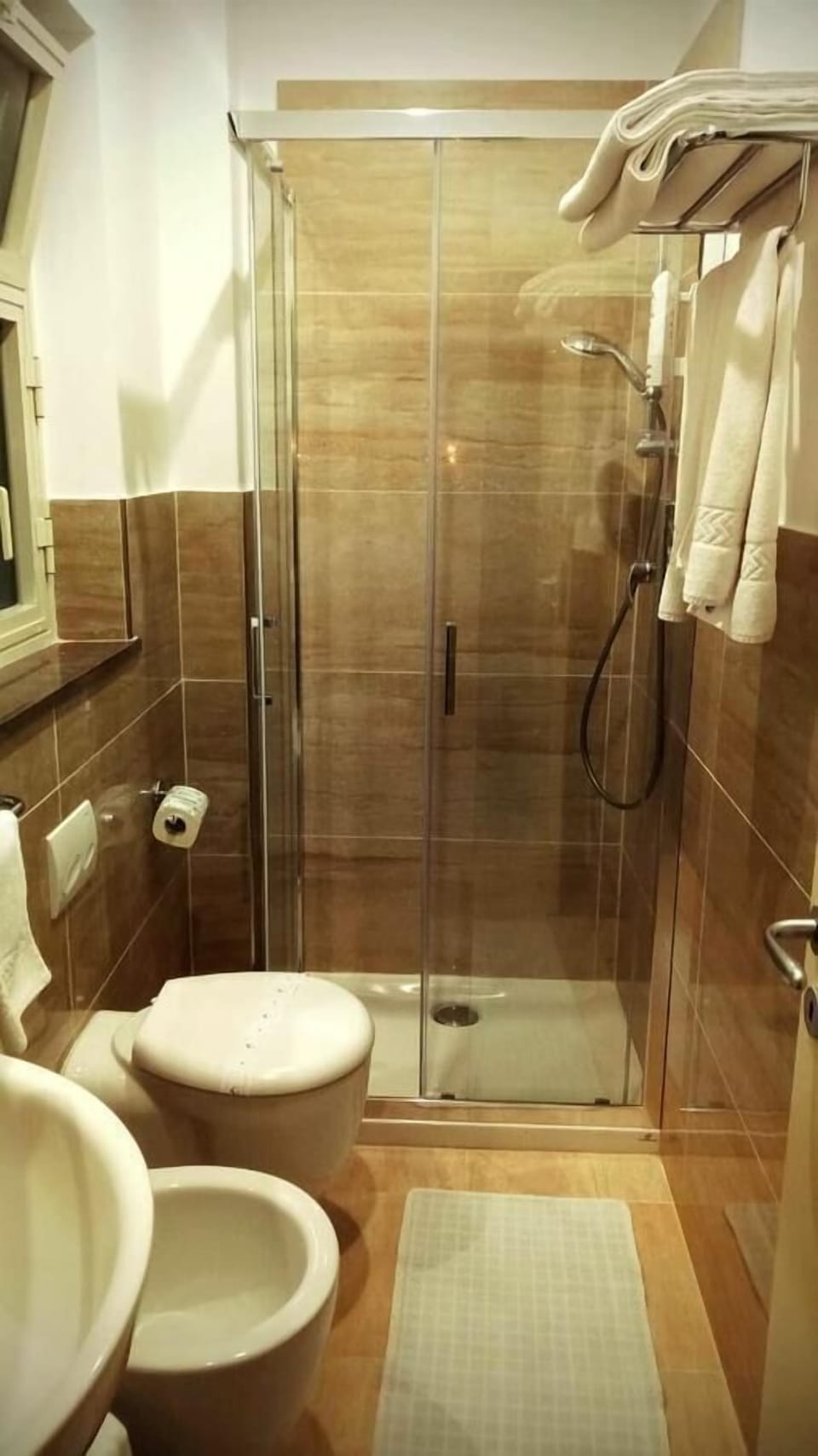 Shower, free toiletries, hair dryer, bidet