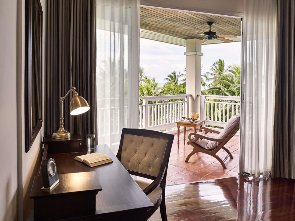 Premium bedding, down comforters, minibar, in-room safe