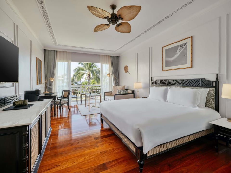 Signature Single Room, 1 King Bed | Premium bedding, down comforters, minibar, in-room safe