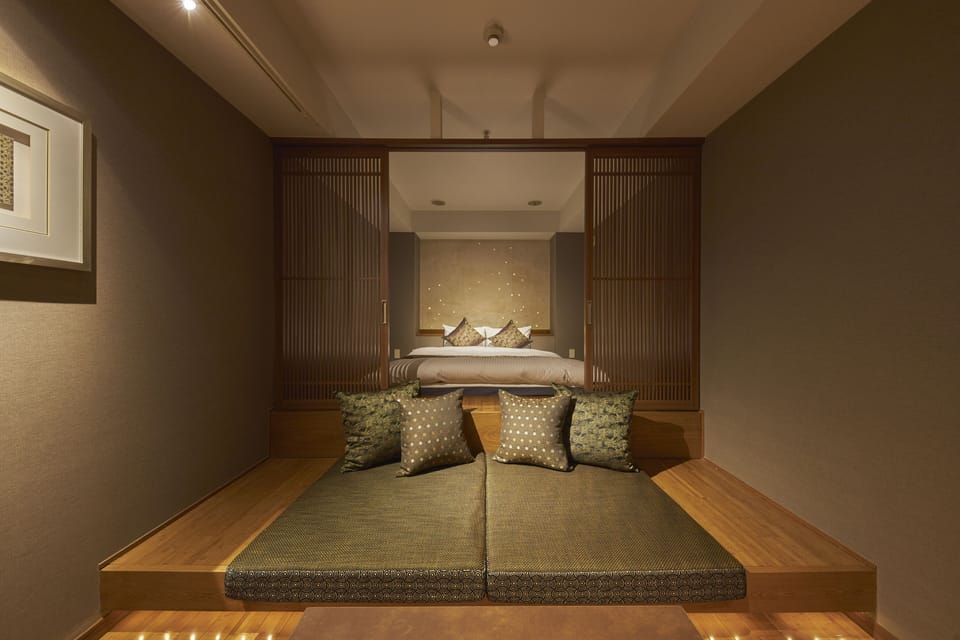 Deluxe Room, 1 Queen Bed, Non Smoking, Private Bathroom | In-room safe, individually decorated, individually furnished, desk