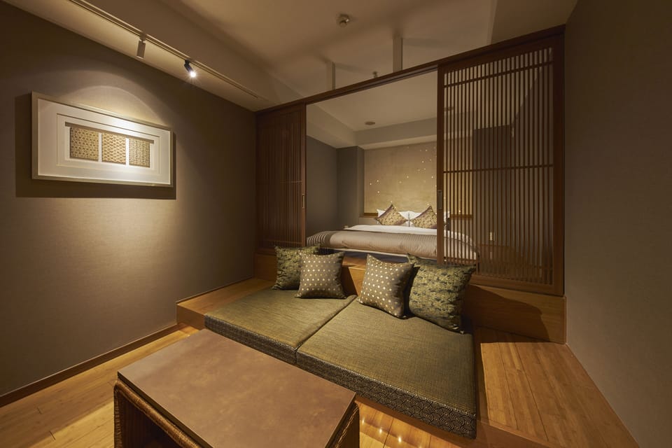Deluxe Room, 1 Queen Bed, Non Smoking, Private Bathroom | In-room safe, individually decorated, individually furnished, desk
