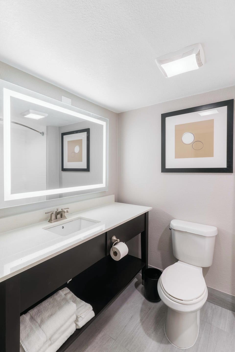 Combined shower/tub, free toiletries, hair dryer, towels