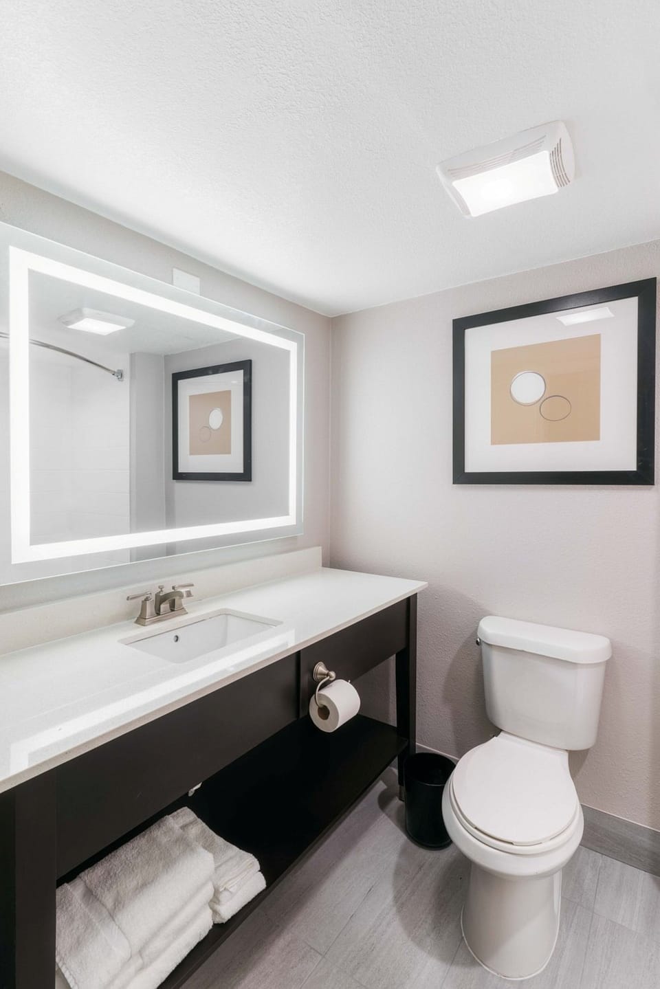Combined shower/tub, free toiletries, hair dryer, towels
