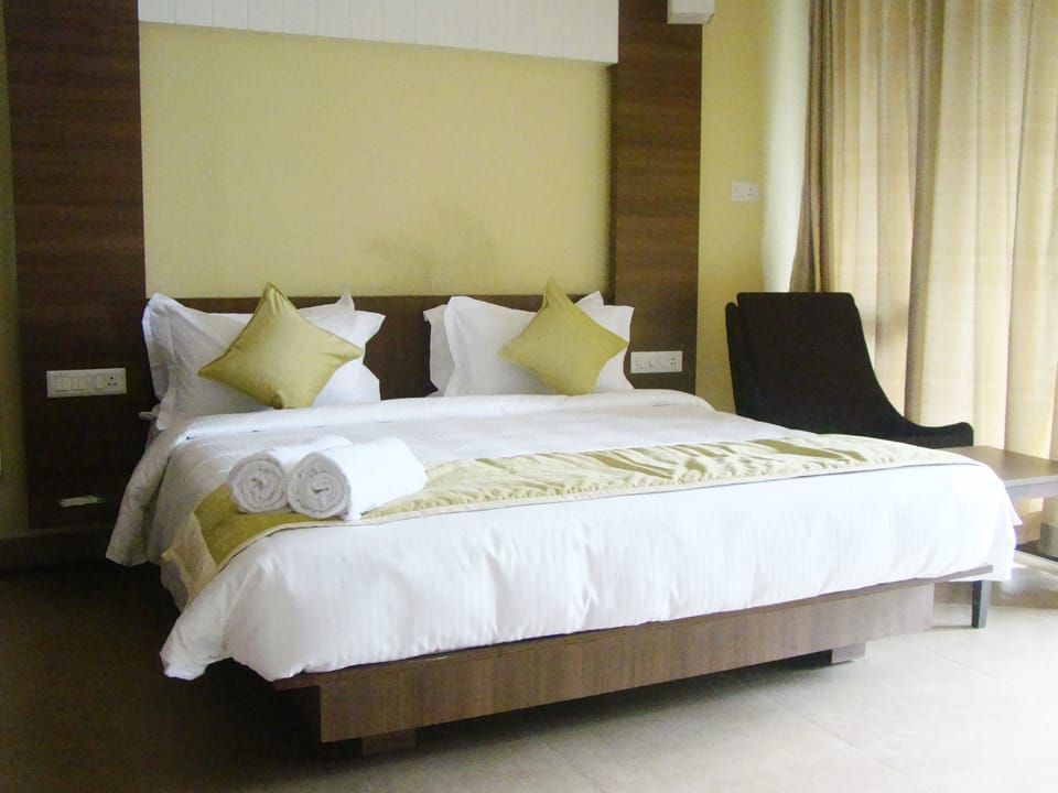 Deluxe Double Room, 1 King Bed, Balcony, Mountain View | Premium bedding, minibar, in-room safe, desk