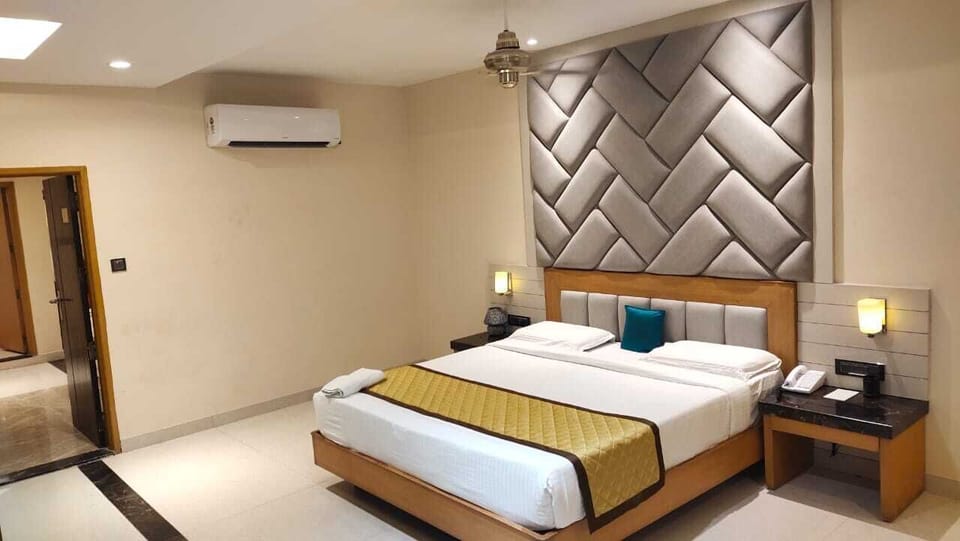 Suite | In-room safe, laptop workspace, free WiFi