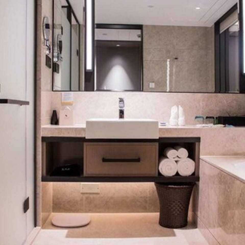 Executive Room, 1 King Bed, Club Lounge Access, Lakeside | Bathroom | Separate tub and shower, free toiletries, hair dryer, slippers