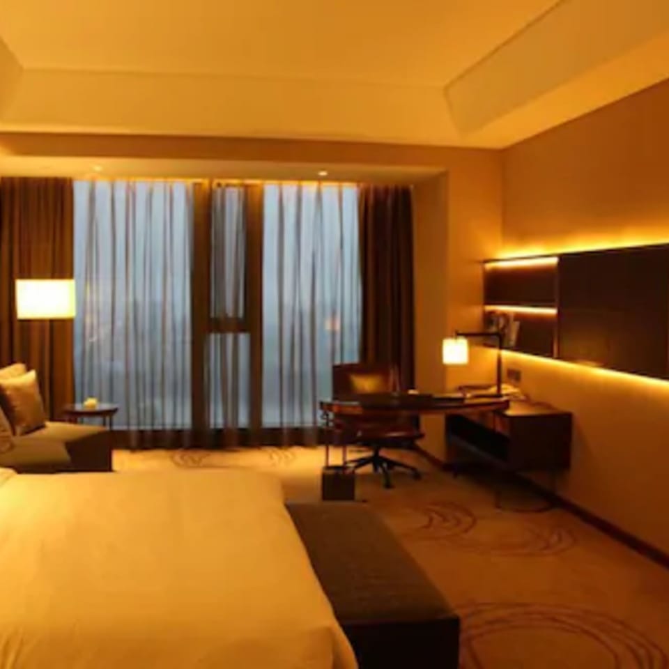 Luxury Room | In-room safe, desk, blackout drapes, WiFi (free)