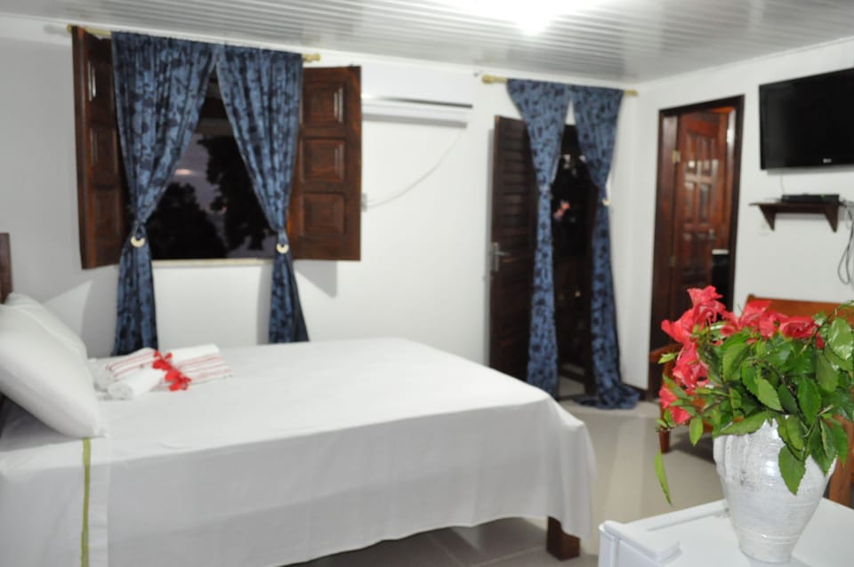 Quadruple Room | Minibar, desk, free WiFi, bed sheets