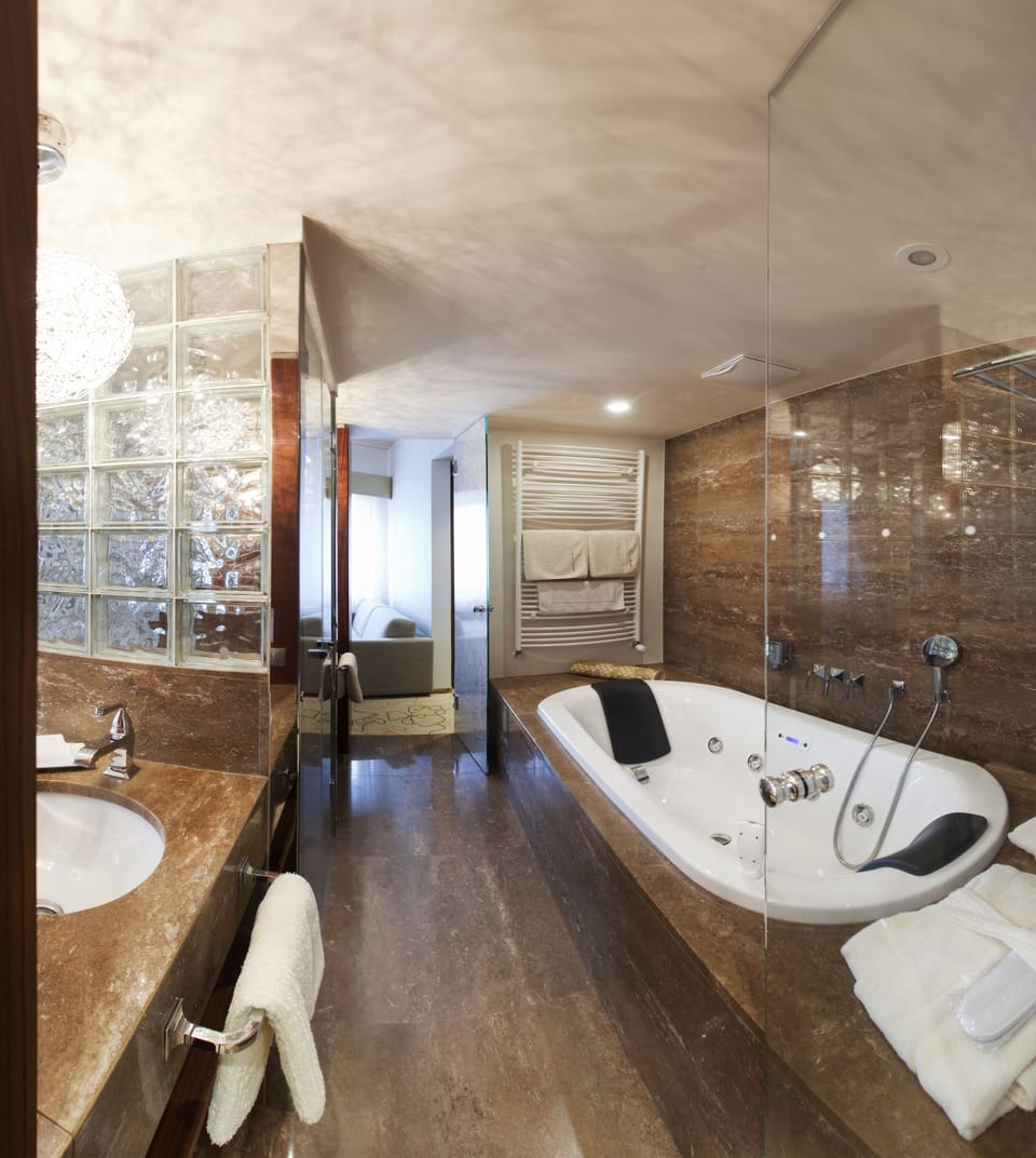 Superior Room (GRUND) | Bathroom | Hair dryer, towels