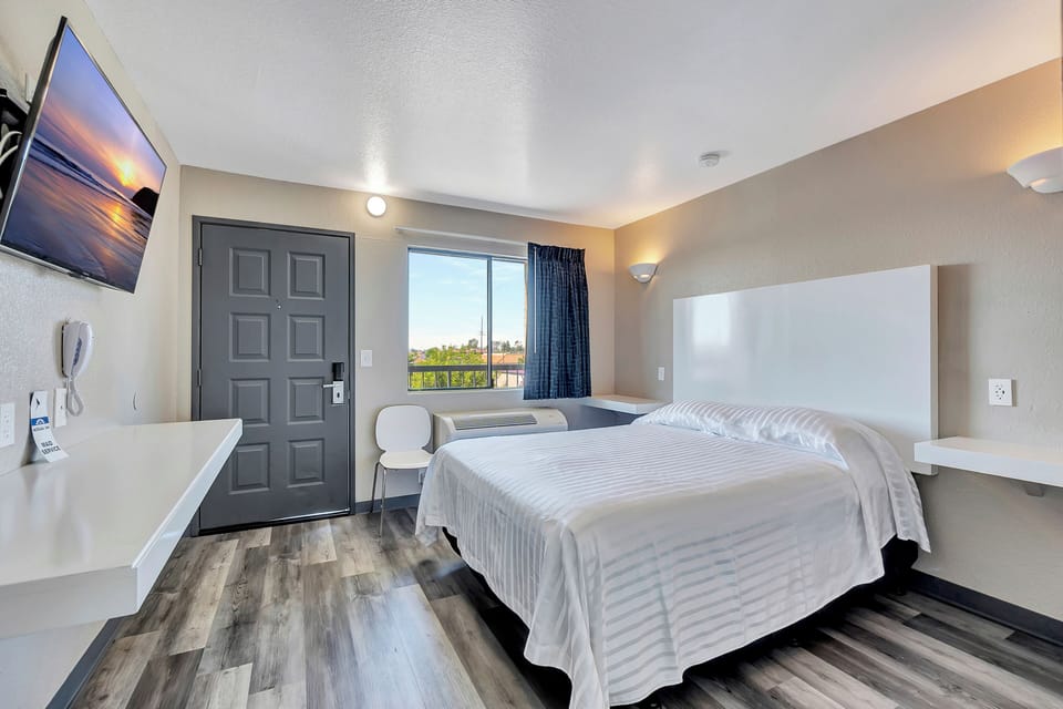Economy Room, 1 Queen Bed, Non Smoking | Desk, free WiFi, bed sheets