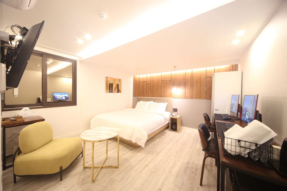Deluxe Room, 1 Queen Bed | Premium bedding, desk, soundproofing, free WiFi