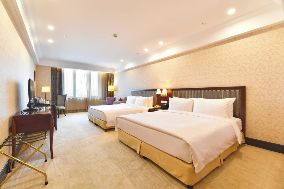 Family Room | Premium bedding, minibar, in-room safe, desk