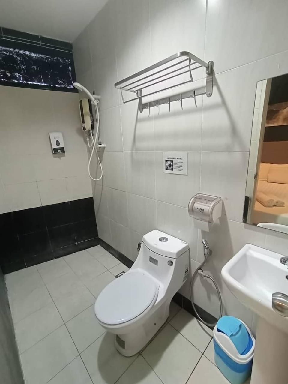 Family Room | Bathroom | Shower, free toiletries, towels