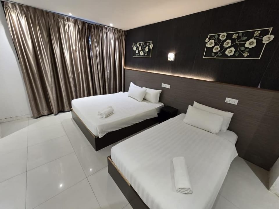 Family Room | Desk, iron/ironing board, free WiFi