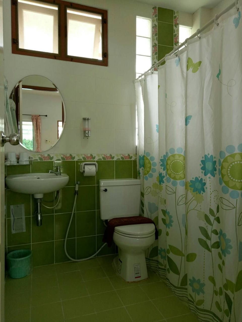 Standard Twin Room | Bathroom | Shower, free toiletries, towels